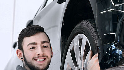 Auszubildender zum Karosseriemechaniker Auszubildender zum Karosseriemechaniker